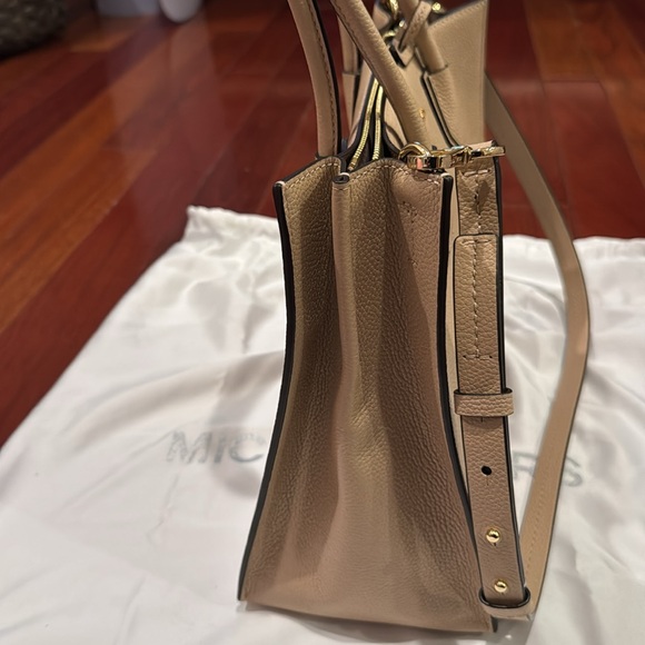 Michael Kors🎉host pick🎉🎈 NWOT  large Mercer accordion tote bag - Picture 4 of 13